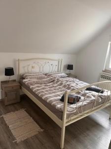 - une chambre avec un lit et un appareil photo dans l'établissement Kuća za odmor “Viola”, à Vukovar