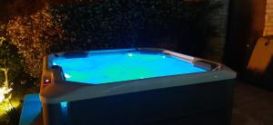 Bazén v ubytovaní Villa Mimosa-Con piscina e vista lago alebo v jeho blízkosti