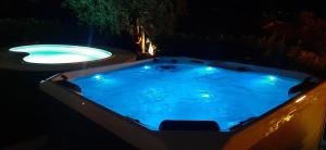 Bazén v ubytovaní Villa Mimosa-Con piscina e vista lago alebo v jeho blízkosti