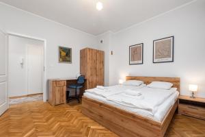 1 dormitorio con 1 cama grande y escritorio en Lewicka 8 by Homeprime en Varsovia