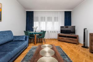 sala de estar con sofá, TV y mesa en Lewicka 8 by Homeprime en Varsovia