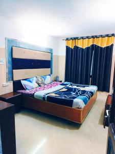 um quarto com uma cama com um edredão azul em Hotel Plaza Dalhousie - Near Ghandhi Chowk Mall Road em Dalhousie