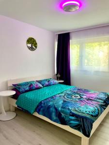 a bedroom with a bed with a green comforter at Gartenparadies Ferienhaus in Singen