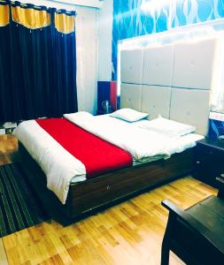 Cama ou camas em um quarto em Hotel Plaza Dalhousie - Near Ghandhi Chowk Mall Road