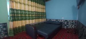una habitación con un banco frente a una cortina en B&B, Khiva ,, Abdullah " in ichan Kala, en Khiva