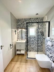 ein Bad mit einer Dusche, einem WC und einem Waschbecken in der Unterkunft Hôtel Le Bel Air in Saint-André-les-Alpes