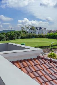 Blick auf einen Golfplatz vom Dach eines Hauses in der Unterkunft View View Villas Hạ Long 6A01 - 8Br -Pool in Hạ Long