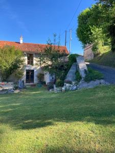 una casa al lado de una colina con un patio en Stunning rural gem with pool in southwest France, en Brie-sous-Barbezieux
