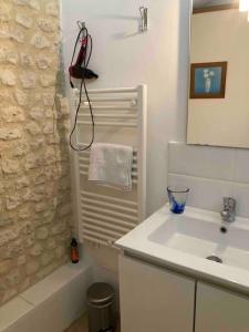 Un baño de Stunning rural gem with pool in southwest France