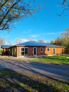 ein großes Haus mit einer Straße davor in der Unterkunft Feriebyens Bed & Breakfast in Rødvig