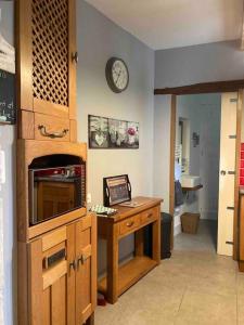 Una cocina o zona de cocina en Stunning rural gem with pool in southwest France