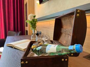 una botella en una caja de madera sobre una mesa en R&R Hotel Störtebeker en Baabe