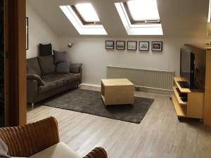 クサンテンにあるFerienwohnung HeeserBerg Xantenのソファとテレビのあるリビングルーム