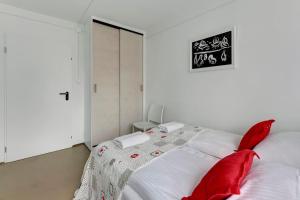 Tempat tidur dalam kamar di White Motłava by Grand Apartments