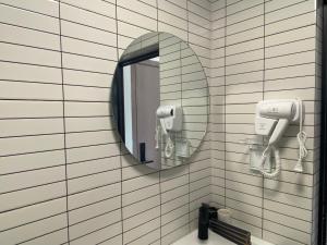 bagno con specchio e lavandino di Pomelo Hostel a Yangshuo