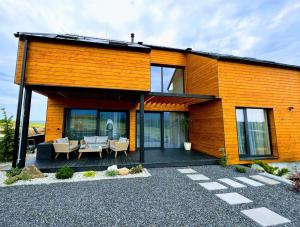 una casa arancione con tetto nero di Chalet Furmanski a Stará Lesná