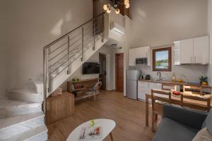 een keuken en een woonkamer met een trap bij Esperanza Villas in Flogita