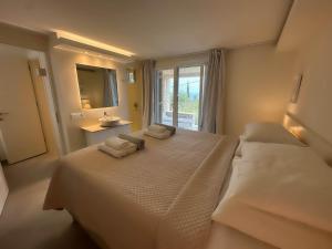 ein Schlafzimmer mit einem großen Bett mit Handtüchern darauf in der Unterkunft Paleopetres K-One - Premium Double Suite - Kalami - in Kalámi