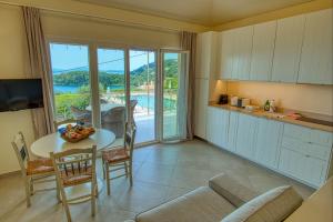 Dapur atau dapur kecil di Paleopetres K-One - Premium Double Suite - Kalami -