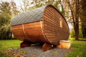 un gran barco de madera sentado en el césped en La caravana, en Conty