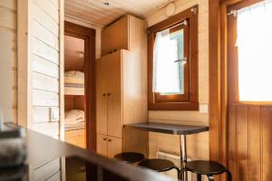 eine Küche mit Hockern in einem winzigen Haus in der Unterkunft La caravana in Conty