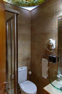 リスボンにあるArty Home in the Heart of Lisbon , Baixa Chiadoのトイレと洗面台付きのバスルーム +12枚の写真