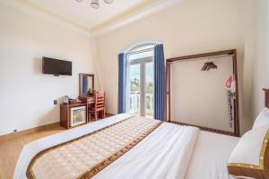 Postel nebo postele na pokoji v ubytování Dieu Thong Hotel