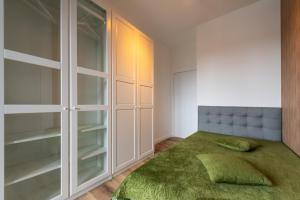 una camera con un letto e una coperta verde di Apartament River Towers a Bydgoszcz