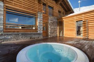 a hot tub in the backyard of a house at Lavarets Chambres d’Hôtes in Ayas
