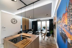 un soggiorno a pianta aperta e una sala da pranzo con una grande finestra di Apartament River Towers a Bydgoszcz