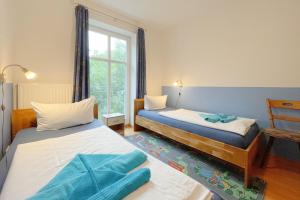 two beds in a room with a window at Jägerstrasse 7 Ferienwohnung 8 in Kölpinsee