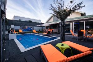 Piscina de la sau aproape de Villa RICH