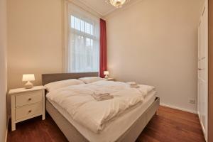 1 dormitorio con 1 cama grande y ventana en Perfect Location, comfortable & modern en Berna