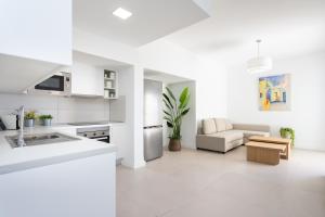 een witte keuken en een woonkamer met een bank bij Vistamar beach in San Andrés