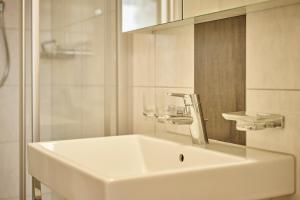 Bilik mandi di Perfect Location, comfortable & modern +15 gambar