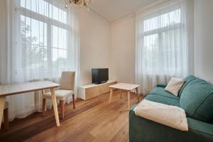 uma sala de estar com um sofá e uma mesa em Perfect Location, comfortable & modern em Berna