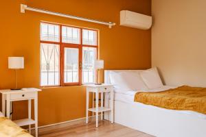een slaapkamer met 2 bedden en een raam bij Nature View Flat w Terrace 5 min to Beach in Kemer in Antalya