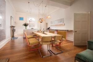 Aquarius Rising في ريتشموند: مطبخ وغرفة طعام مع طاولة وكراسي
