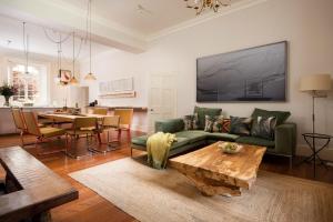 Aquarius Rising في ريتشموند: غرفة معيشة مع أريكة خضراء وطاولة