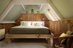 Un pat sau paturi într-o cameră la Aquarius Rising