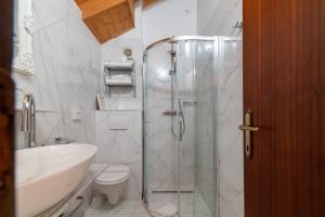 Bilik mandi di Heritage Hotel Pasike