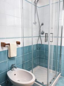 uma casa de banho com um chuveiro e um lavatório. em Astra - Villa Cenami - grande PISCINA con vista em Massarosa