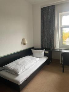 Ein Bett oder Betten in einem Zimmer der Unterkunft Hotel Bitterfelder Hof - Mongoo GmbH