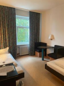 Postel nebo postele na pokoji v ubytování Hotel Bitterfelder Hof