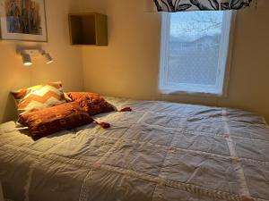 - une chambre avec un lit avec deux oreillers et une fenêtre dans l'établissement Nice cottage located in the north of Oland next to Byxelkrok, à Byxelkrok