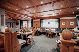 une salle à manger avec des tables et des chaises en bois dans l'établissement Alpenappartements Cristall, à Ehrwald