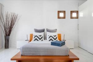 プラヤ・ブランカにあるVilla El Anclaの枕が2つ置かれたベッドのある寝室 +22枚の写真