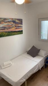 Bett in einem Zimmer mit Wandgemälde in der Unterkunft Cozy 3bd near vibrant Valencia in Paiporta
