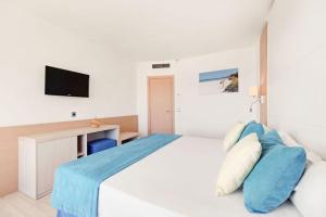 um quarto branco com uma cama e uma secretária em Hotel Agua Beach "Adults only" em Palmanova