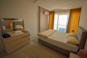 1 dormitorio con 1 cama, vestidor y ventana en Waterfall Residence, en Antalya